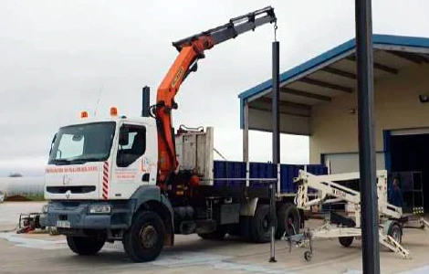 Camión grúa para instalaciones solares